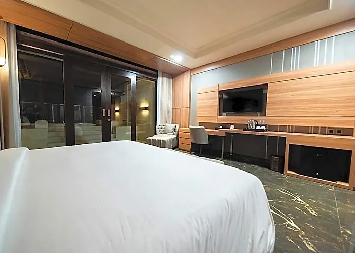 Taman Prakerti Bhuana ホテル 4*